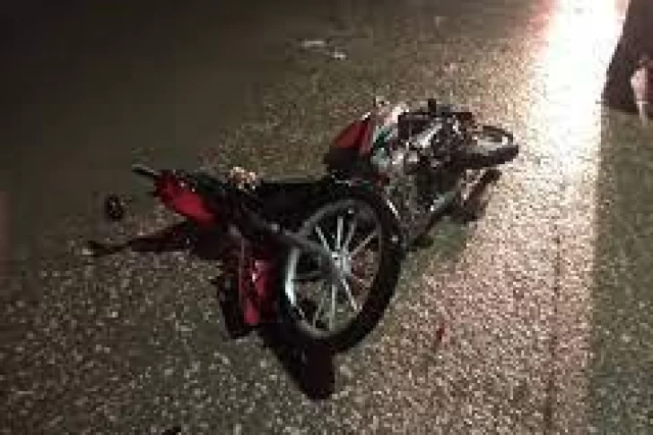 Una mujer sufrió múltiples golpes y cortes al caer cuando circulaba en moto
