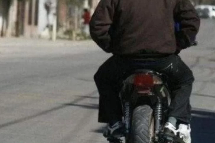Motochorros empujaron a una ciclista para robarle la mochila y escaparon: fue hospitalizada