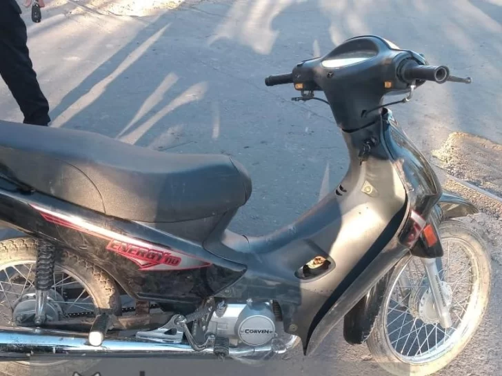 Con 16 años, hacía maniobras peligrosas en una moto flojita de papeles: a la comisaría Con 16 años, hacía maniobras peligrosas en una moto flojita de papeles: a la comisaría