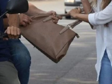 Tres años de prisión al motochorro que arrastró a una mujer para robarle la cartera Tres años de prisión al motochorro que arrastró a una mujer para robarle la cartera