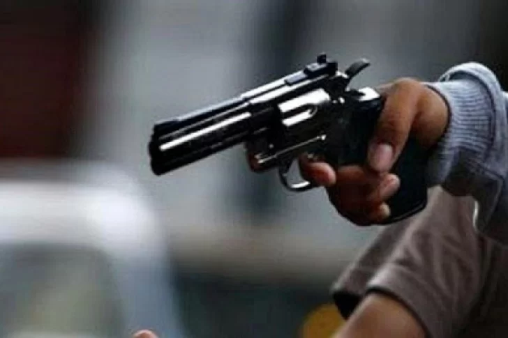 Dos motochorros le dispararon y lo fracturaron para robarle: quedó internado