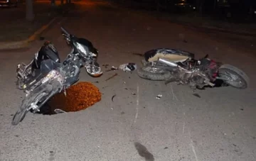 Una mujer, delicada luego de un choque entre dos motos Una mujer, delicada luego de un choque entre dos motos