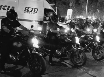 Dos policías realizaban una procedimiento en moto, chocaron y los hospitalizaron Dos policías realizaban una procedimiento en moto, chocaron y los hospitalizaron