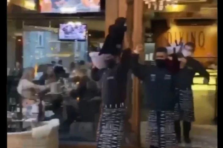 Un restaurante reabrió y sus mozos bailaron como “negros del ataúd”