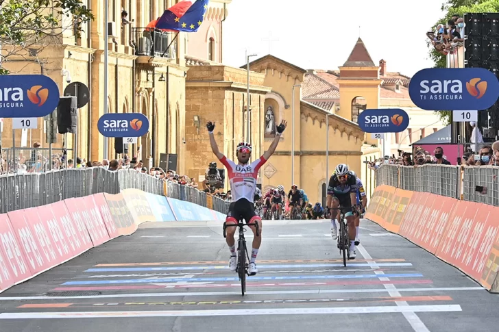Diego Ulissi se impuso en la segunda etapa del Giro de Italia y Filippo Ganna sigue al frente