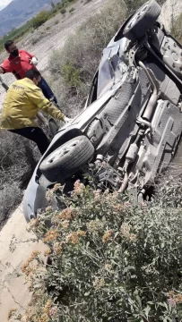 Murió un hombre que perdió el control del auto, golpeó con un poste y terminó en un canal Murió un hombre que perdió el control del auto, golpeó con un poste y terminó en un canal