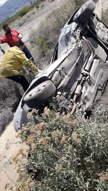 Murió un hombre que perdió el control del auto, golpeó con un poste y terminó en un canal Murió un hombre que perdió el control del auto, golpeó con un poste y terminó en un canal