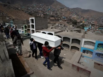 Perú registró su mayor récord de muertes diarias por Covid-19 Perú registró su mayor récord de muertes diarias por Covid-19