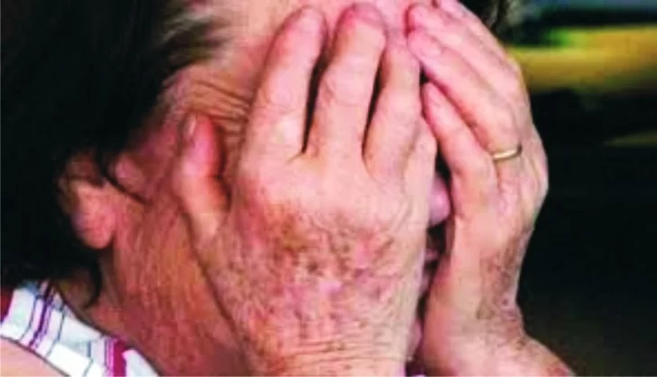Una mujer golpeó a su madre de 64 años y la dejó con hematomas en el rostro