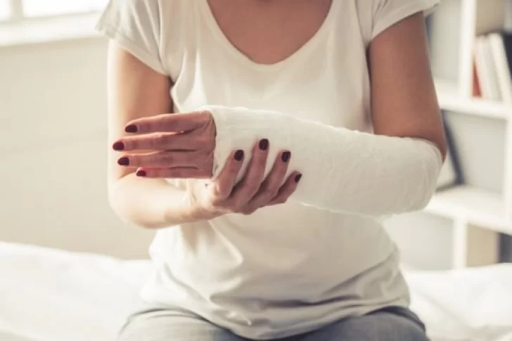 Una mujer golpeó a su madre de 64 años y la dejó con hematomas en el rostro