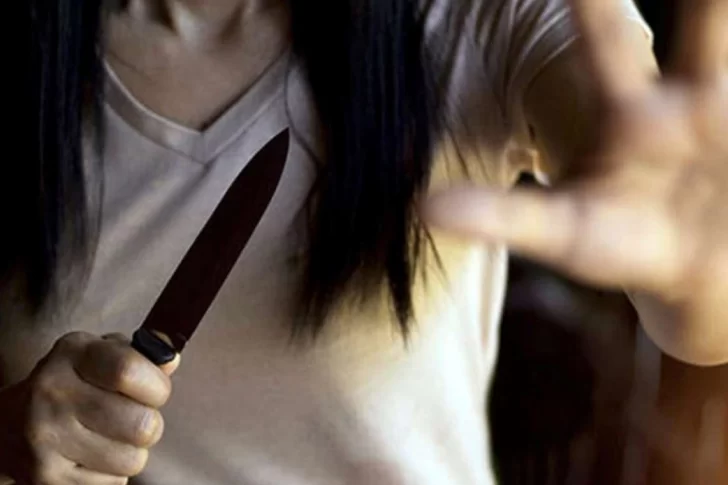 En una pelea por un chico, una joven de 17 años agredió a otra de 15 con un cuchillo