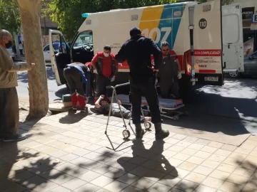 Dejó su auto en marcha sin freno de mano y el vehículo atropelló a su esposa de 81 años Dejó su auto en marcha sin freno de mano y el vehículo atropelló a su esposa de 81 años