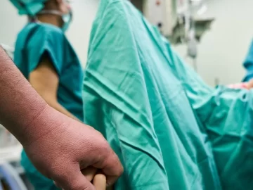 Una mujer murió cuando los médicos incendiaron su cuerpo durante una cirugía Una mujer murió cuando los médicos incendiaron su cuerpo durante una cirugía