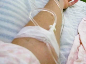 Fue trasladada al hospital con graves golpes y contó que la atacaron para robarle Fue trasladada al hospital con graves golpes y contó que la atacaron para robarle