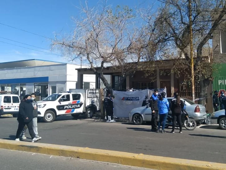 Una mujer caminaba por la vereda junto a su hija, convulsionó y murió Una mujer caminaba por la vereda junto a su hija, convulsionó y murió