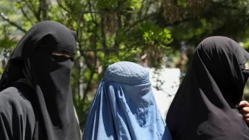 Estas son las 29 restricciones y maltratos que sufren las mujeres bajo el régimen talibán Estas son las 29 restricciones y maltratos que sufren las mujeres bajo el régimen talibán