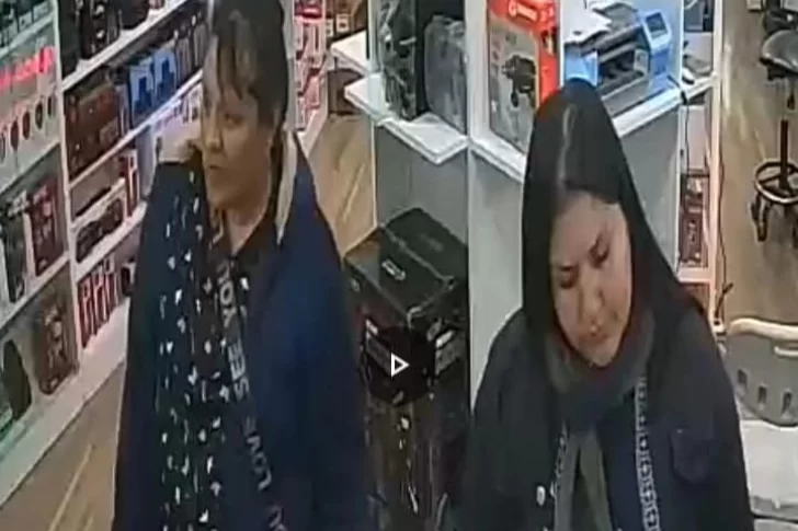 [VIDEO] Tres mujeres se complotan para robar un TV y dos celulares de un local