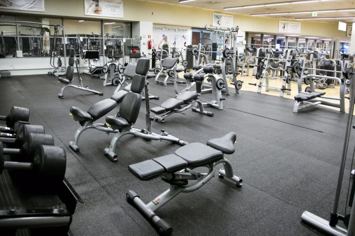 Un hombre murió en un reconocido gimnasio mientras realizaba ejercicios en el suelo Un hombre murió en un reconocido gimnasio mientras realizaba ejercicios en el suelo