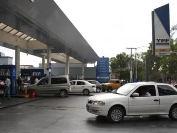 En San Juan las estaciones de servicio “no dan abasto” y en algunas se llegó al límite del cupo En San Juan las estaciones de servicio “no dan abasto” y en algunas se llegó al límite del cupo