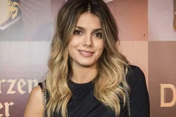 Natalie Pérez, un shock de color con una microbikini neón