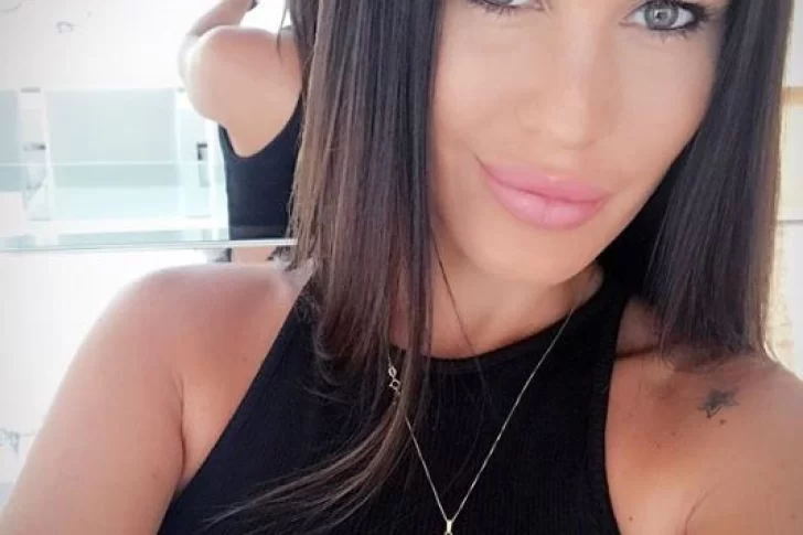 Natalie Pérez, un shock de color con una microbikini neón