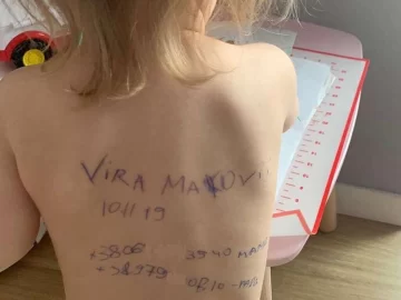 Una mujer ucraniana escribió sus datos en la espalda de su bebé por si es asesinada