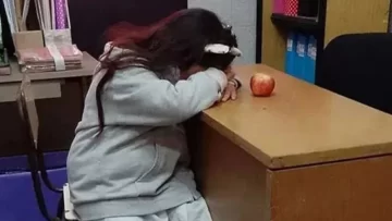 Alumnos de primer grado le depilaron las cejas a su compañera: la cambiaron de escuela Alumnos de primer grado le depilaron las cejas a su compañera: la cambiaron de escuela