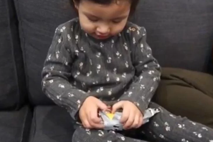 Quiso darle a su hija el peor regalo de Navidad pero la reacción de la niña lo dejó callado
