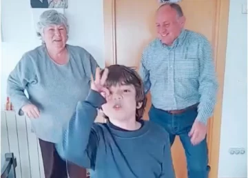 [VIDEO] El nene que se hizo viral por bailar un coreografía con sus abuelos