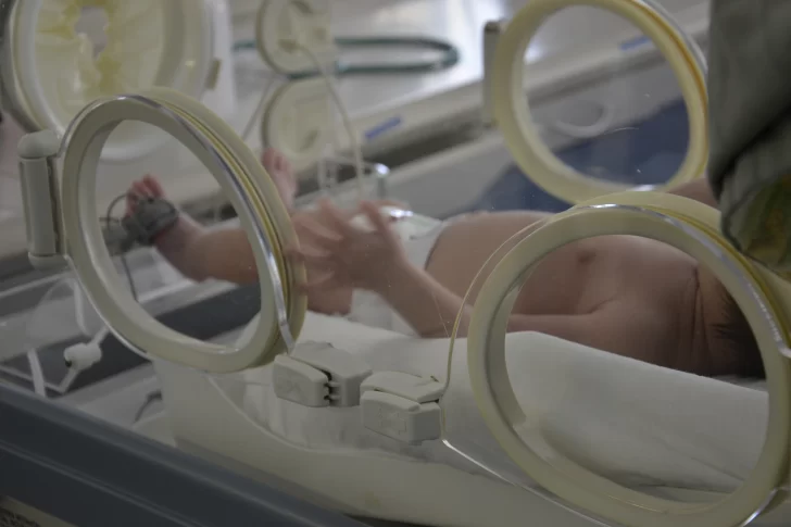 Tienen a su beba internada en neonatología y desaparecieron: los busca el 102