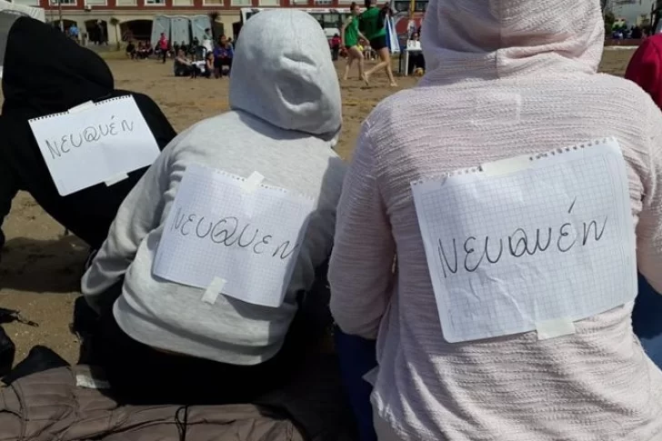 Por la falta de indumentaria, así protestaron los deportistas de Neuquén