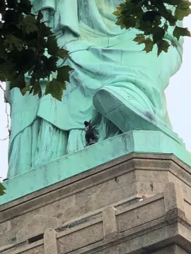 Subió a la Estatua de la Libertad para protestar contra las políticas migratorias