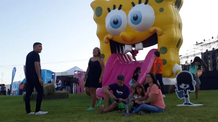 Chicos y grandes fascinados con el stand de Nickelodeon