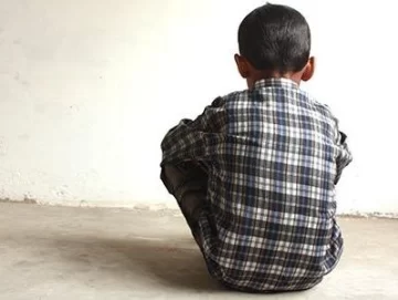 Un nene jugaba en la vereda, llegó su vecino, se bajó el pantalón y le mostró sus partes íntimas