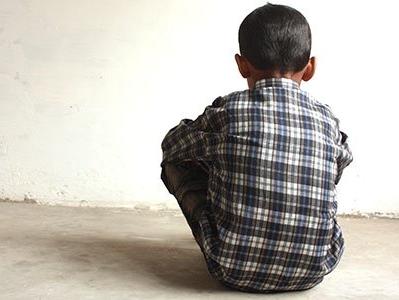 Un nene jugaba en la vereda, llegó su vecino, se bajó el pantalón y le mostró sus partes íntimas