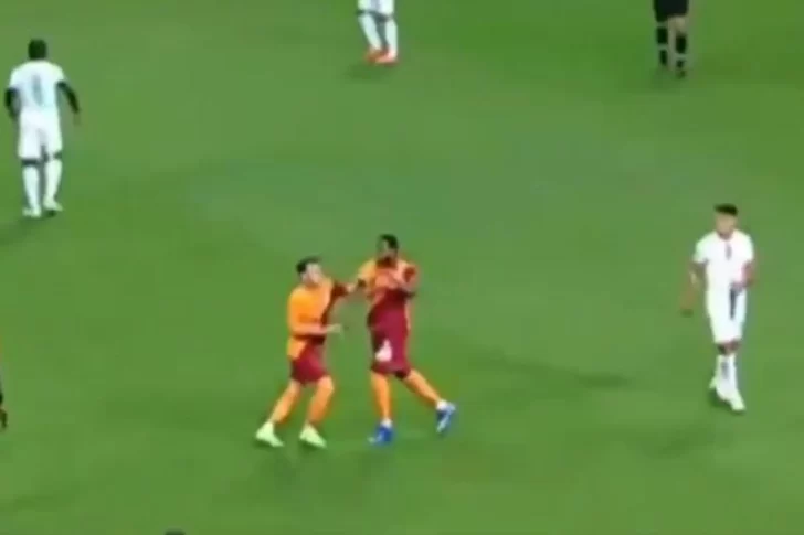 Insólito: un jugador del Galatasaray fue expulsado por golpear a un compañero