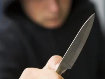 Su padre discutió con un menor, quiso calmarlos y terminó apuñalada Su padre discutió con un menor, quiso calmarlos y terminó apuñalada