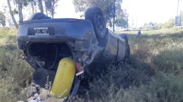 Volcó en su auto y, por la violencia, arrancó un poste de luz: iba borracho y salió ileso