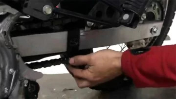 Arreglaba una moto, se amputó dos dedos de la mano y debió ser hospitalizado Arreglaba una moto, se amputó dos dedos de la mano y debió ser hospitalizado