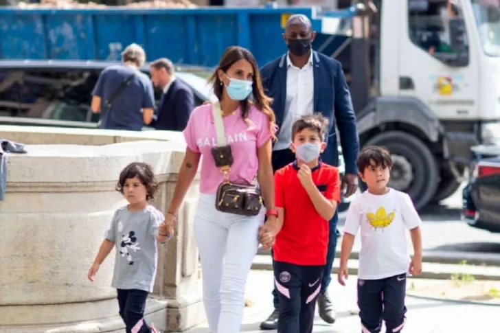 Antonela Roccuzzo junto a Thiago, Mateo y Ciro Messi ya pasean por las calles de París
