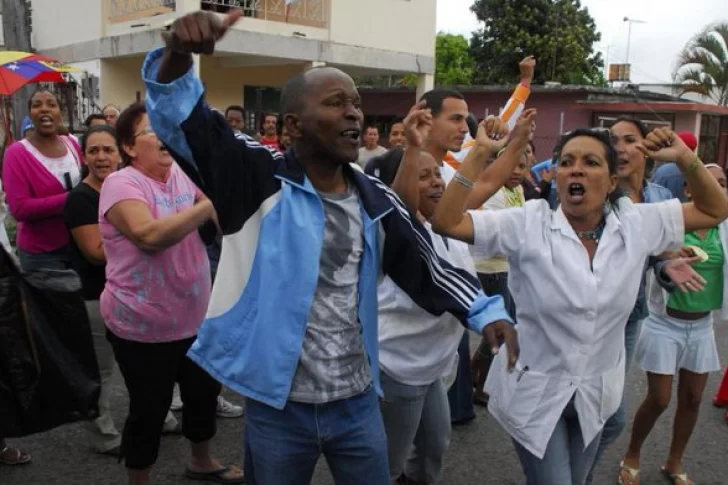 Inédita protesta contra el gobierno en Cuba y enérgica reacción del presidente
