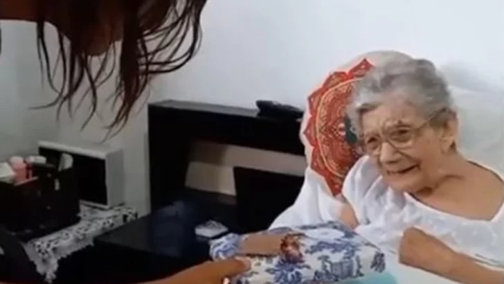 Su nieto le cumplió el sueño de conocer a Olave, el exarquero de Belgrano Su nieto le cumplió el sueño de conocer a Olave, el exarquero de Belgrano