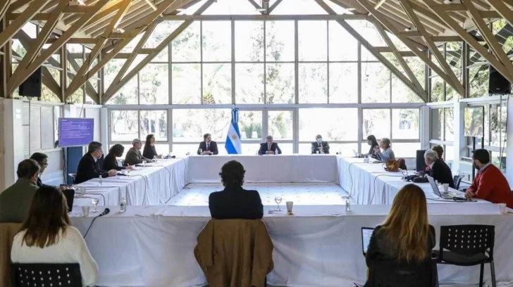 Con la ocupación de camas de terapia intensiva como foco, Fernández recibió a infectólogos