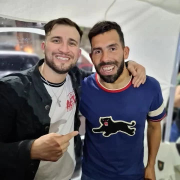 Los Omega estuvieron de gira en Buenos Aires y entre el público estaba ¡Carlitos Tevez! Los Omega estuvieron de gira en Buenos Aires y entre el público estaba ¡Carlitos Tevez!