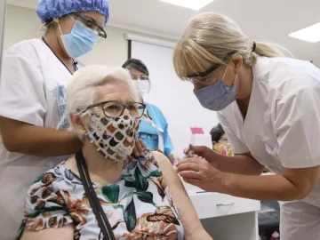 Determinaron la eficacia de la cuarta dosis contra el COVID-19 en adultos mayores Determinaron la eficacia de la cuarta dosis contra el COVID-19 en adultos mayores