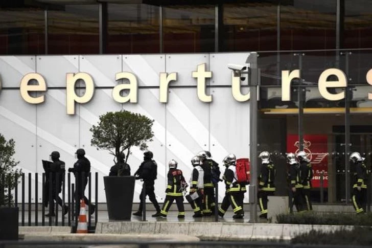 Matan a un presunto terrorista en un aeropuerto de París