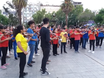 La Orquesta Escuela tocó en la Plaza 25 para invitar al festival solidario “Por Vos 2018”