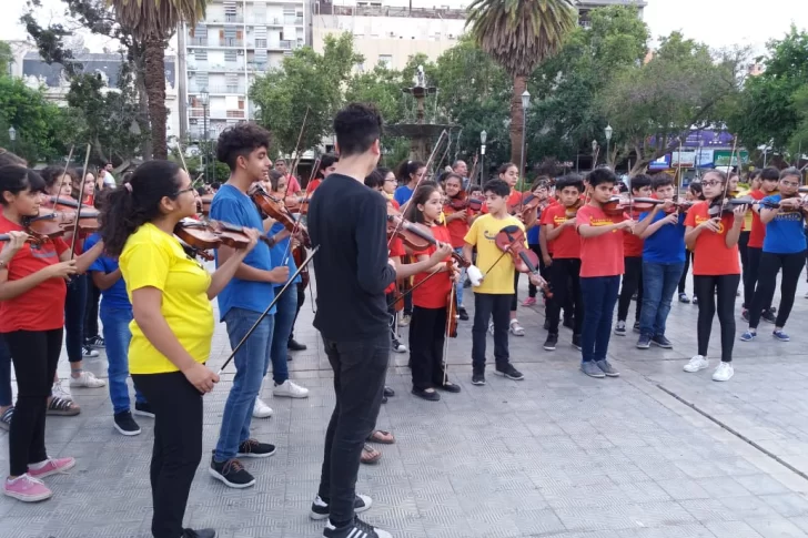 La Orquesta Escuela tocó en la Plaza 25 para invitar al festival solidario “Por Vos 2018”