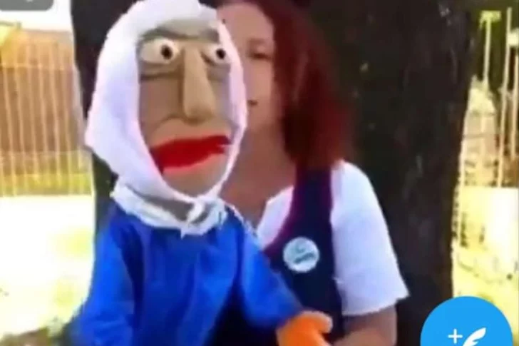 Una maestra habló con una marioneta en el Día de la Memoria y generó polémica