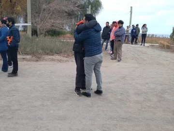 El papá de Gimena la buscó toda la madrugada y pasó 3 veces por el desagüe, pero no vio el auto